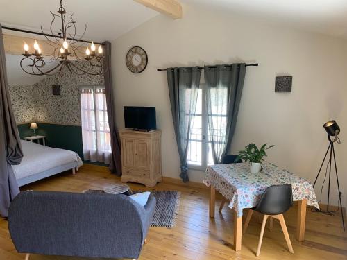 Postel nebo postele na pokoji v ubytování Gite de campagne - Vue jardin- Piscine