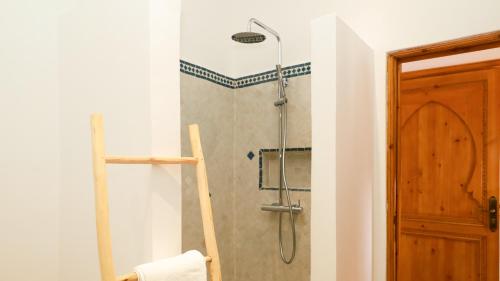 a shower in a bathroom next to a door at Riad Reflet D'orient Marrakech in Marrakech