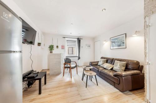 un salon avec un canapé et une table dans l'établissement L'Amadea - Duplex - 3 pers au coeur de Parame, à Saint-Malo