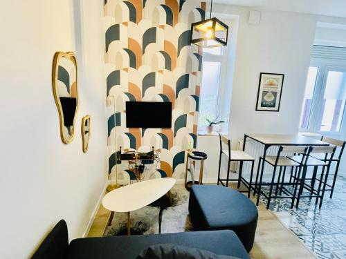un salon avec une table et des chaises dans l'établissement Charming flat ideal location, 2 bedroom 5 pers max, à Lille
