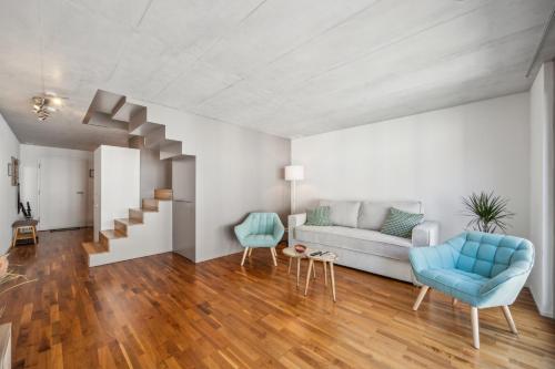 Posezení v ubytování Casa Milla, Apartment Langete - Moderne & zentrale Maisonette mit Balkon und Tiefgarage