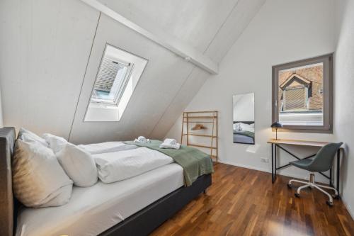 Postel nebo postele na pokoji v ubytování Casa Milla, Apartment Langete - Moderne & zentrale Maisonette mit Balkon und Tiefgarage