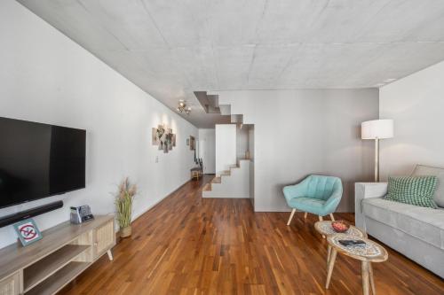 TV a/nebo společenská místnost v ubytování Casa Milla, Apartment Langete - Moderne & zentrale Maisonette mit Balkon und Tiefgarage