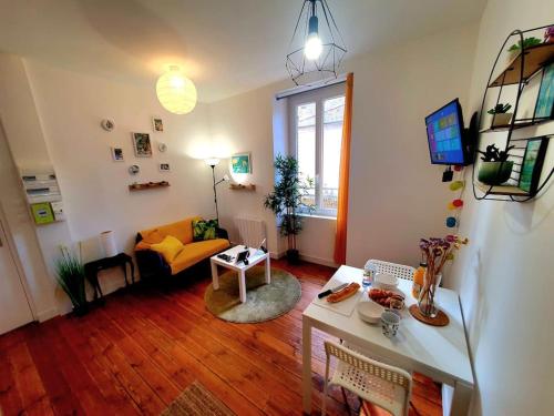 un salon avec un canapé et une table dans l'établissement Le Erquy - Proche gare et centre., à Saint-Brieuc