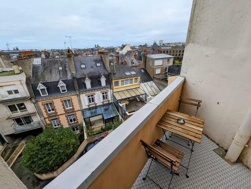 un banc assis sur la corne d'un balcon dans l'établissement La Cornouaille, à Saint-Brieuc