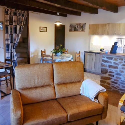 un salon avec un canapé et une table dans l'établissement Gite Les Renardières en Bretagne Romantique proche, à Saint-Pierre-de-Plesguen