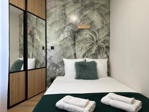 une chambre avec un lit avec deux serviettes dessus dans l'établissement Côté Mer - Élégant 3 pièces, Wifi et climatisation, à Nice