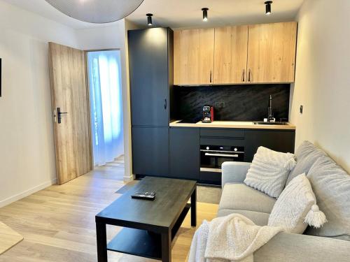 un salon avec un canapé et une table basse dans l'établissement Côté Mer - Élégant 3 pièces, Wifi et climatisation, à Nice