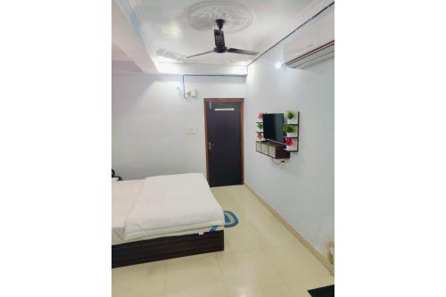 a small room with a bed and a ceiling at Hotel Patna Sahib Inn in Patna