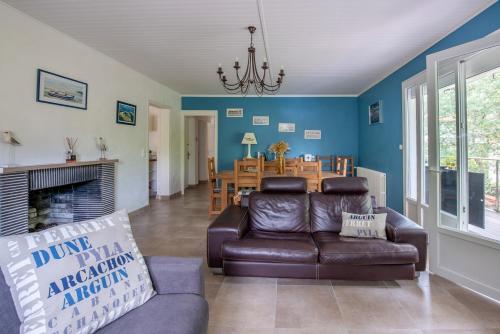 un salon avec un canapé et une table dans l'établissement Appartements parc Pereire, à Arcachon