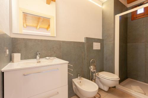 a bathroom with a white sink and a toilet at B&B Pettirosso in San Teodoro