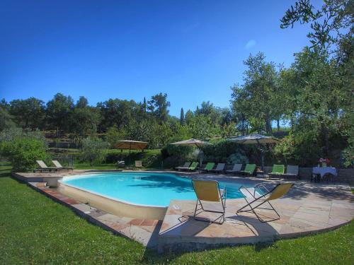 Bazén v ubytovaní Detached villa for 6-pers with outdoor swimming pool alebo v jeho blízkosti