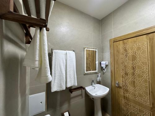 希瓦Hotel Byond Khiva的带水槽、马桶和镜子的浴室