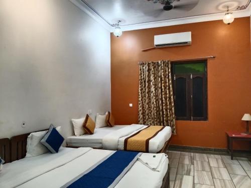 Postel nebo postele na pokoji v ubytování Hotel Mewad Haveli Pushkar