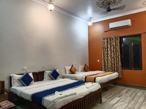 Postel nebo postele na pokoji v ubytování Hotel Mewad Haveli Pushkar