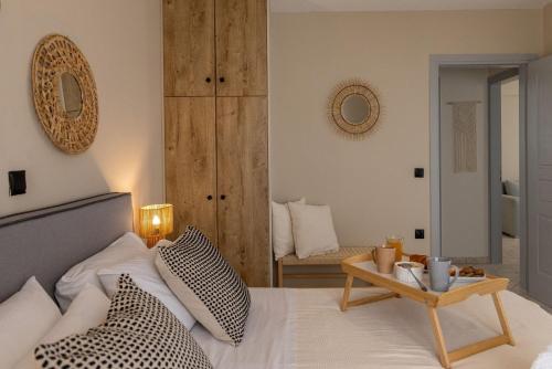 Кровать или кровати в номере Noe Rooms In Center Of Tinos