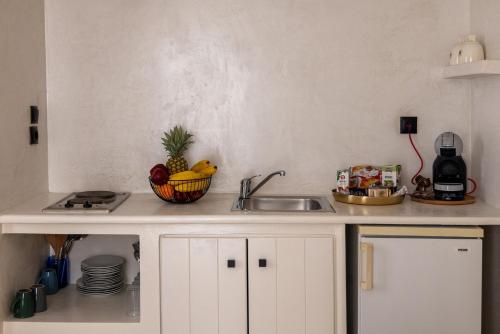 Кухня или мини-кухня в Noe Rooms In Center Of Tinos
