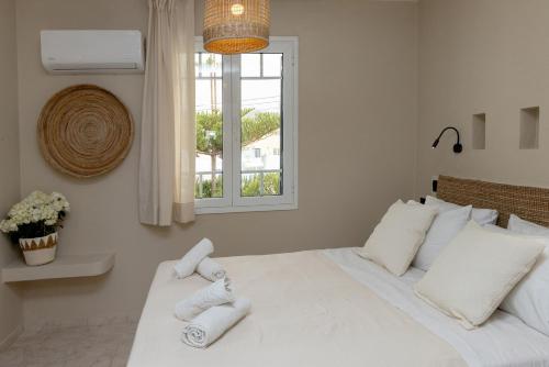 Кровать или кровати в номере Noe Rooms In Center Of Tinos