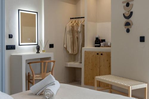 Кровать или кровати в номере Noe Rooms In Center Of Tinos
