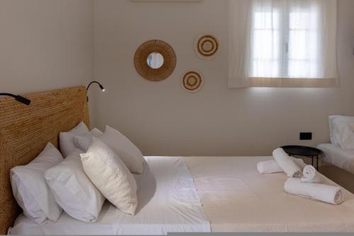 Кровать или кровати в номере Noe Rooms In Center Of Tinos