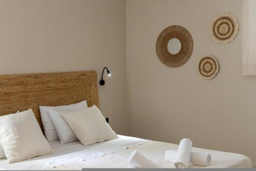 Кровать или кровати в номере Noe Rooms In Center Of Tinos