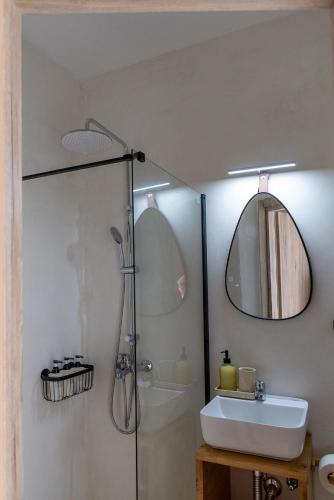 Ванная комната в Noe Rooms In Center Of Tinos