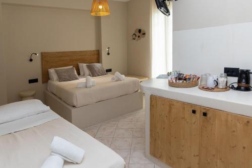 Кровать или кровати в номере Noe Rooms In Center Of Tinos