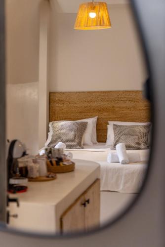 Кровать или кровати в номере Noe Rooms In Center Of Tinos