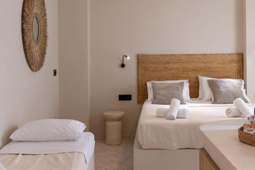 Кровать или кровати в номере Noe Rooms In Center Of Tinos