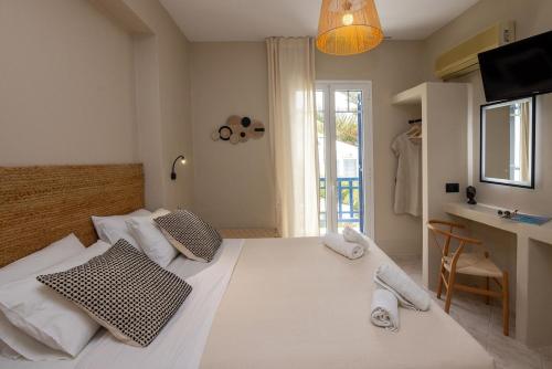 Кровать или кровати в номере Noe Rooms In Center Of Tinos