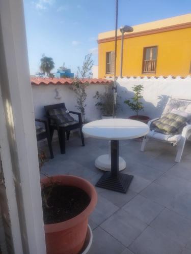 a patio with a table and chairs on a balcony at Alba 2 apartamento y Alba 3 habitación con baño in Puerto del Rosario