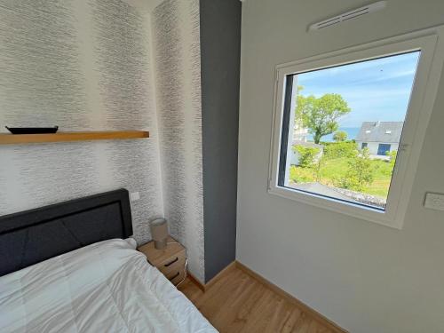 une chambre avec un lit et une fenêtre dans l'établissement Kib arm, à Saint-Pierre-Quiberon