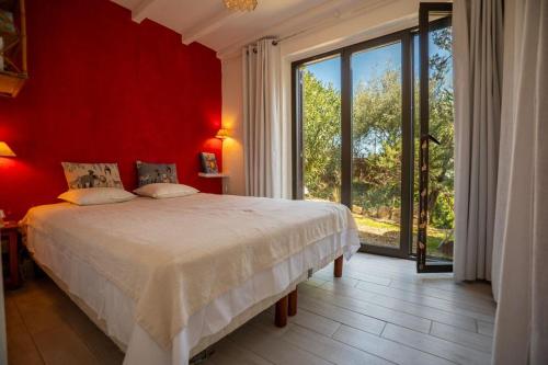 une chambre avec un grand lit et une grande fenêtre dans l'établissement Charmant appartement vue mer, à La Celle-sous-Gouzon