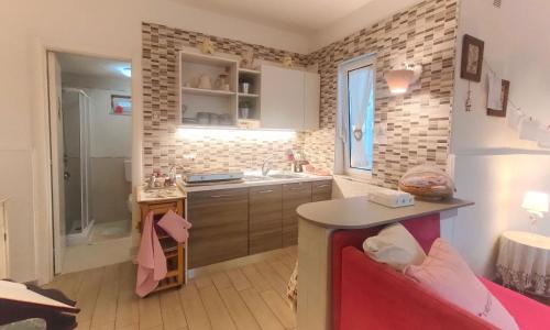 una piccola cucina con un lavello e un bancone di Villa Adelia a Pozzuoli