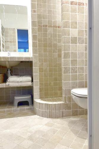 une salle de bain avec un lavabo, des toilettes et un miroir dans l'établissement Nice Holiday home Grimaud, à Grimaud