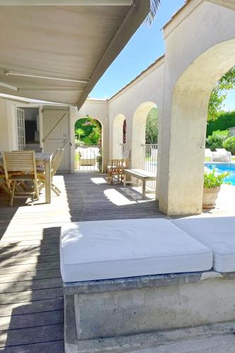 un patio extérieur avec un matelas sur une terrasse dans l'établissement Nice Holiday home Grimaud, à Grimaud