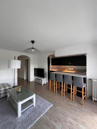 un salon avec un canapé et une table dans l'établissement Appartement lumineux, clim & plage à 5 min, à Antibes