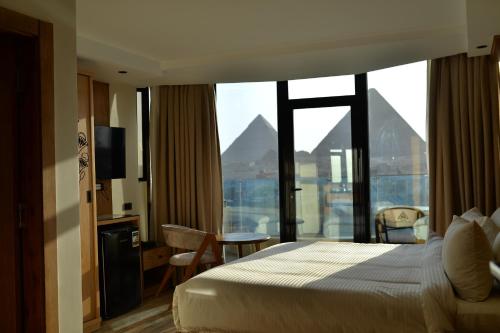 Postel nebo postele na pokoji v ubytování Neom Pyramids Valley Boutique hotel