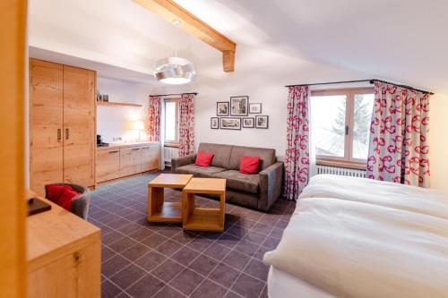 Postel nebo postele na pokoji v ubytování Chesa Valese by Sisters Zermatt