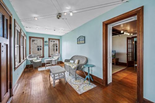 a living room with chairs and a table at Starbright Cottage in Chincoteague