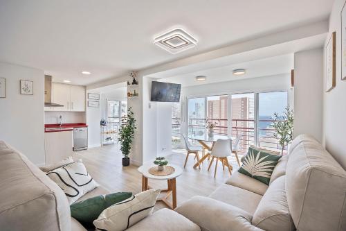 Mucho Gusto Coblanca - Spacious 3-bedroom apartments Levante Beach for LARGE GROUPS , Airconditioning, POOL, free WIFI, free Parking
