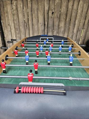 Un groupe de gens jouant au billard dans l'établissement 11m heated pool, beach 20 min, panorama views, aux Arcs-sur-Argens