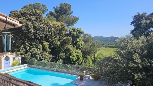 une piscine devant une maison avec des arbres dans l'établissement 11m heated pool, beach 20 min, panorama views, aux Arcs-sur-Argens