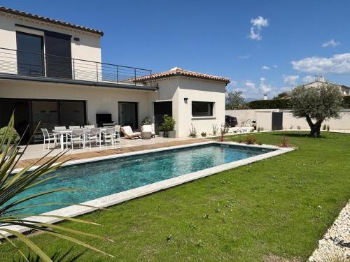 une piscine devant une maison dans l'établissement Villa moderne au coeur de la provence, à Pernes-les-Fontaines