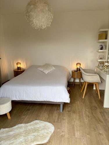 - une chambre avec un lit, deux tables et un lustre dans l'établissement Villa moderne au coeur de la provence, à Pernes-les-Fontaines