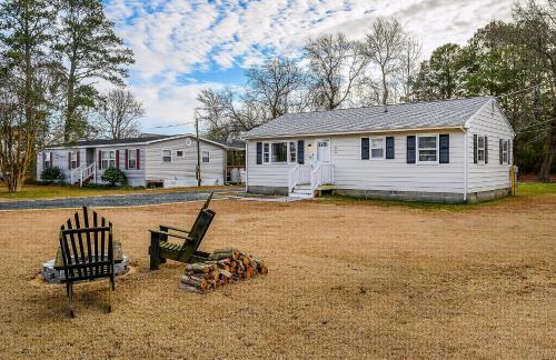 a white house and a yard with a house at Lily Pad in Chincoteague