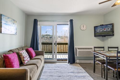 una sala de estar con un sofá y una mesa en Assateague Inn 105-S, en Deep Hole