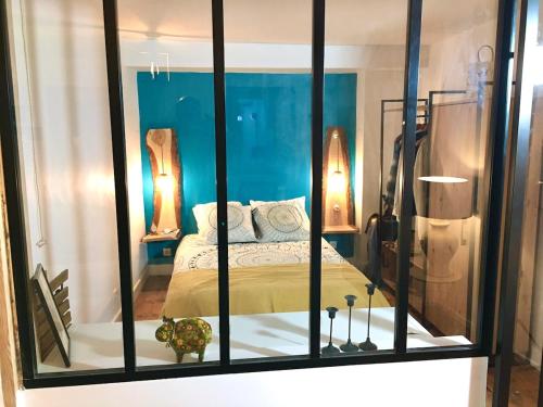 Ένα ή περισσότερα κρεβάτια σε δωμάτιο στο Les Remparts - Centre Ville - Charme & Vue Montagnes