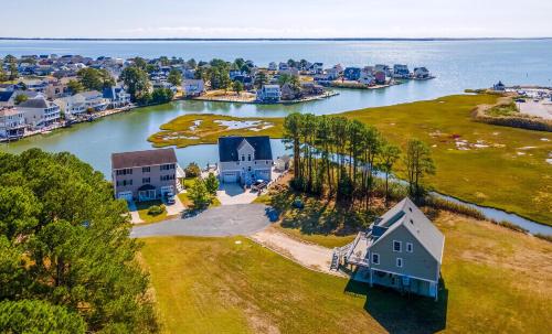 een luchtzicht op een kleine stad op het water bij The Baywatch Bungalow in Greenbackville