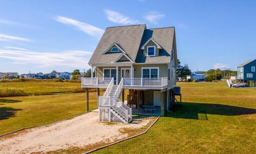 een huis op het strand met een dak bij The Baywatch Bungalow in Greenbackville